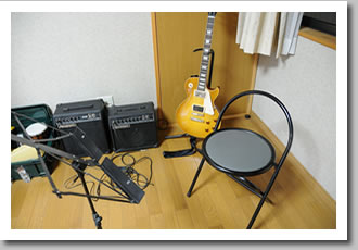 ギターの修理・調整だけではなく、演奏用の部屋もございますので、自由に遊んでいって下さい。